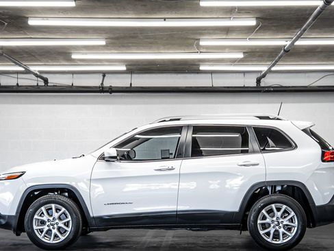 Used 2018 Jeep Cherokee Latitude Plus FWD image 2