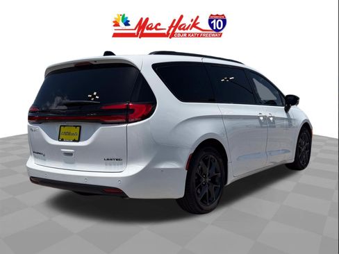 Used 2025 Chrysler Pacifica Limited FWD image 7
