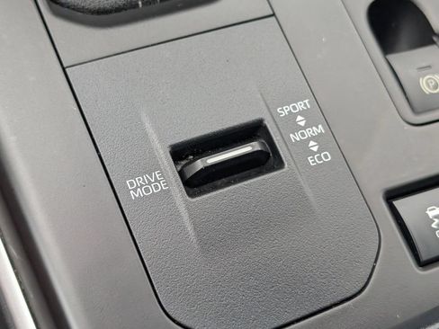 Used 2022 Toyota Highlander XLE FWD image 21
