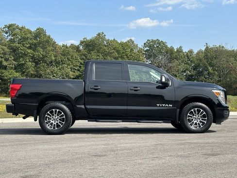 Used 2023 Nissan Titan SV w/ SV Convenience Package image 2