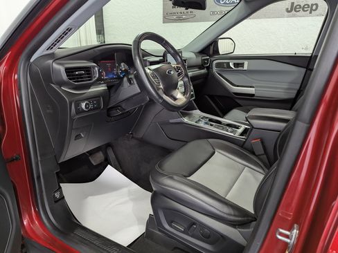 Used 2022 Ford Explorer XLT w/ Equipment Group 202A AWD/4WD image 18