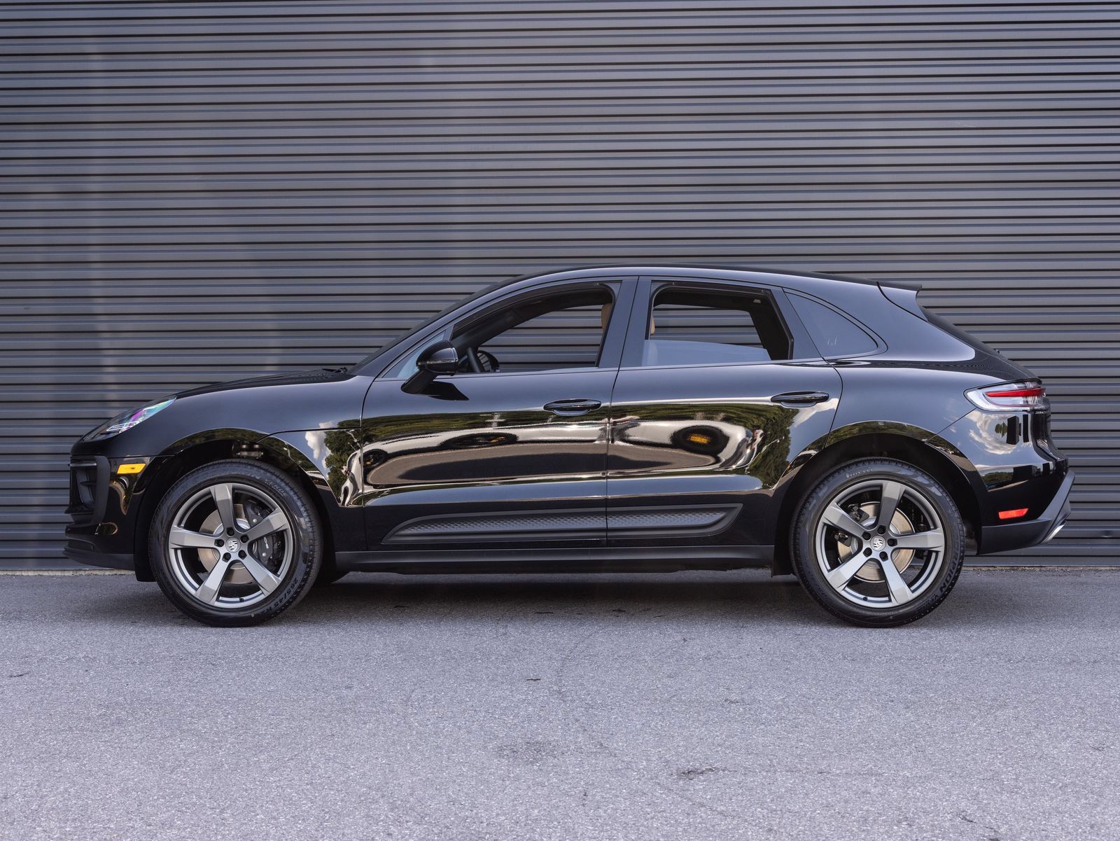 Certified 2026 Porsche Macan AWD/4WD image 2