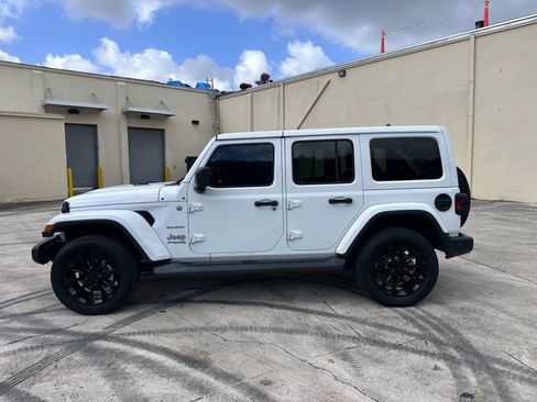 Used 2019 Jeep Wrangler Unlimited Sahara w/ Uconnect 4C Nav & Sound Group AWD/4WD image 8