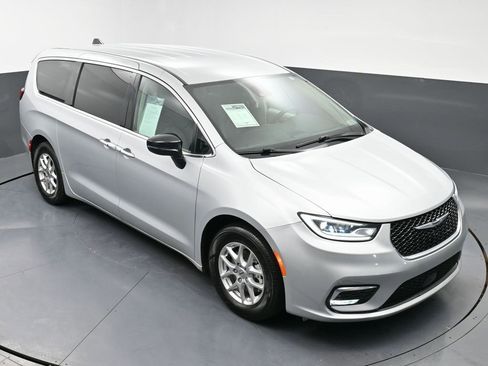 Used 2024 Chrysler Pacifica Touring-L image 42