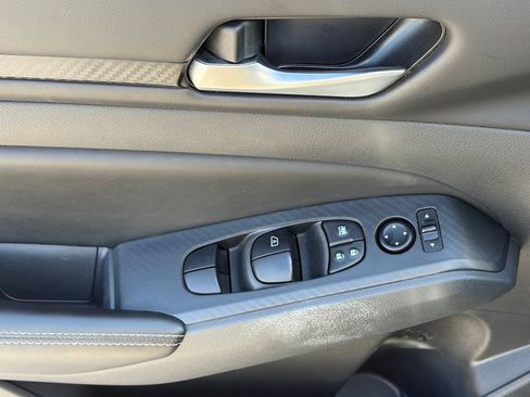 Used 2025 Nissan Altima 2.5 SV FWD image 6