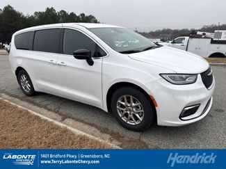 Used 2025 Chrysler Pacifica Select video 1