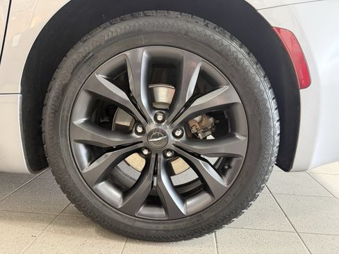 Used 2018 Chrysler Pacifica Limited w/ Advanced Safetytec Group FWD image 7
