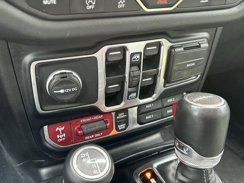 Used 2024 Jeep Gladiator Rubicon w/ Technology Group image 22