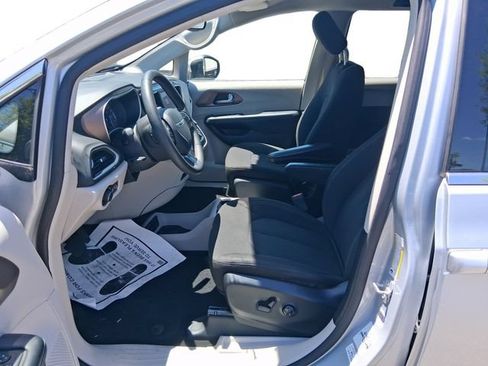 Used 2023 Chrysler Voyager LX FWD image 10