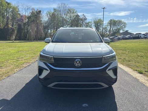 Used 2024 Volkswagen Taos SE image 2