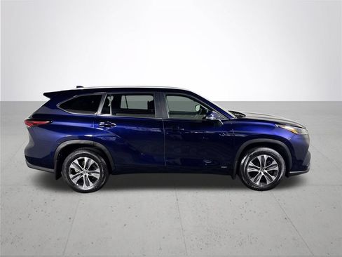 Used 2024 Toyota Highlander XLE AWD/4WD image 5