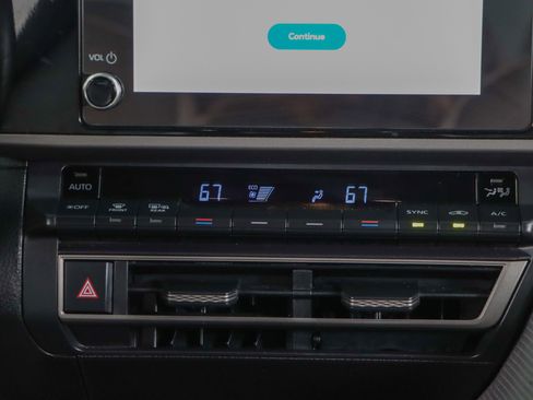 Used 2025 Toyota Camry SE FWD image 19