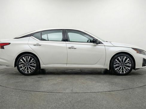 Used 2025 Nissan Altima 2.5 SV FWD image 11