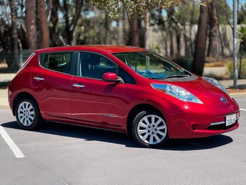 Used 2013 Nissan Leaf S w/ Charger Pkg FWD image 18
