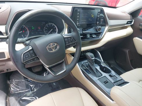 Used 2021 Toyota Highlander XLE FWD image 18
