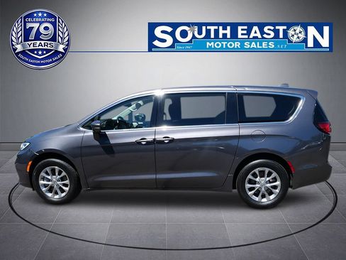 Used 2022 Chrysler Pacifica Touring-L w/ Uconnect Theater Family Group AWD/4WD image 8