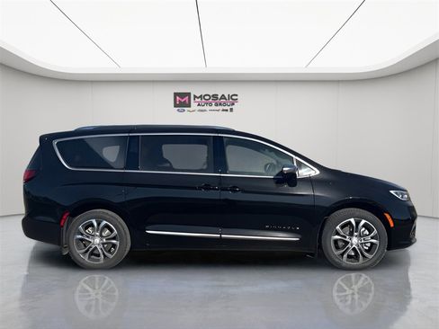 New 2026 Chrysler Pacifica Pinnacle image 10
