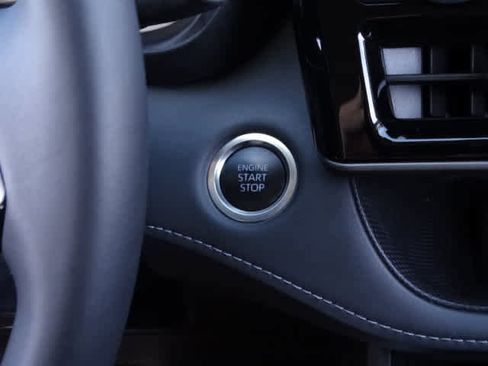 Used 2025 Toyota Highlander XLE image 30