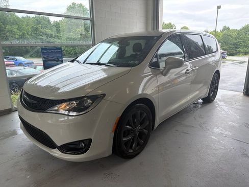 Used 2020 Chrysler Pacifica Touring w/ S Appearance Package FWD image 2