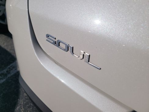Used 2023 Kia Soul LX w/ LX Technology Package FWD image 10