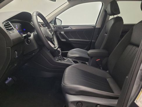 Used 2023 Volkswagen Tiguan SE w/ Panoramic Sunroof Package FWD image 17