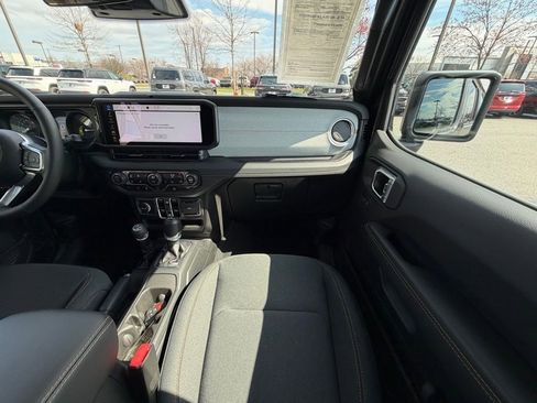 Used 2025 Jeep Wrangler Sahara 4xe image 19
