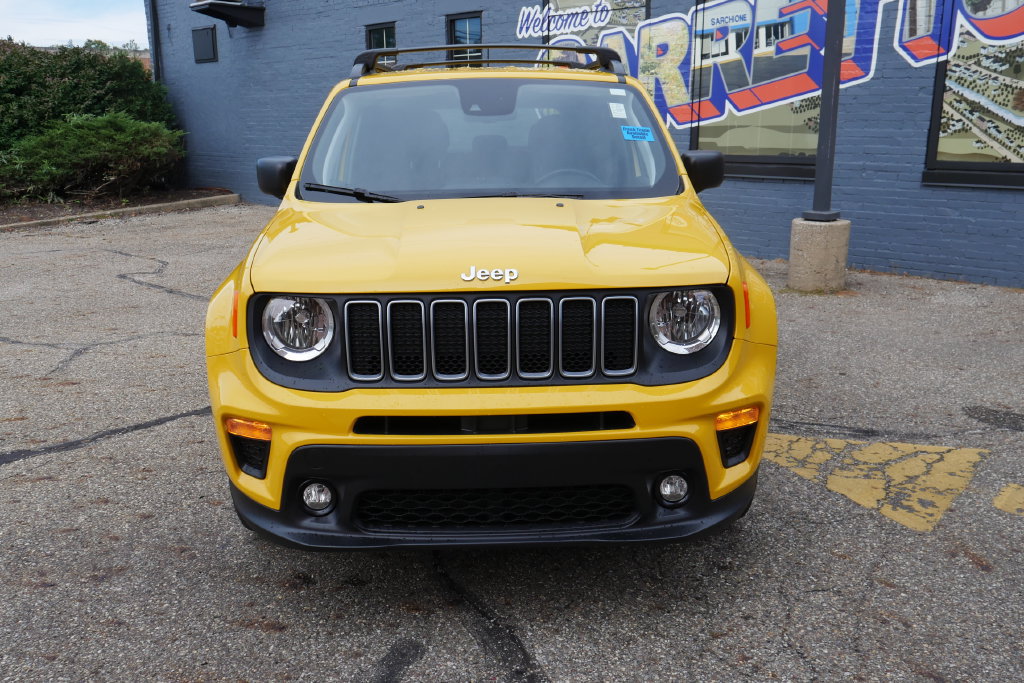 Used 2023 Jeep Renegade Latitude w/ Premium Group AWD/4WD image 2