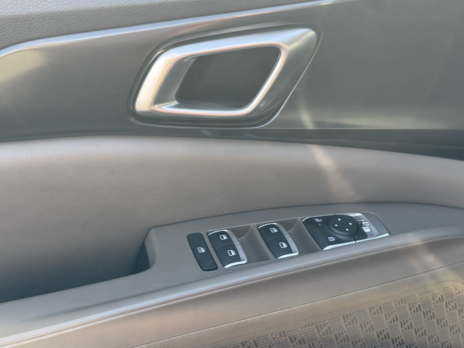 Used 2025 Kia Carnival FWD image 12