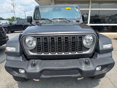 Used 2025 Jeep Wrangler Sport AWD/4WD image 9