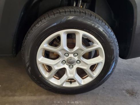Used 2017 Jeep Renegade Latitude w/ Cold Weather Group AWD/4WD image 5