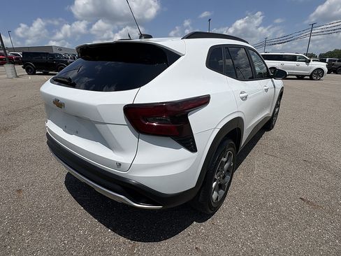 Used 2025 Chevrolet Trax LT FWD image 5