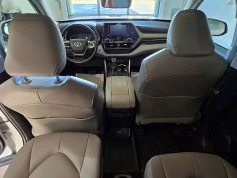Used 2022 Toyota Highlander XLE image 28