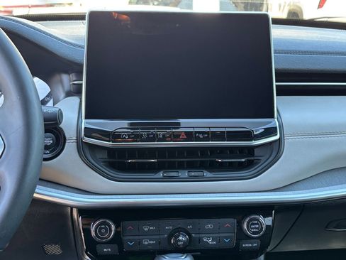 Used 2025 Jeep Compass Limited image 17