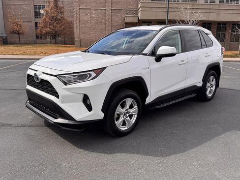 Used 2021 Toyota RAV4 XLE w/ Carpet Mat Package (TMS) image 12