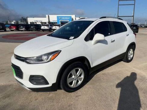 Used 2018 Chevrolet Trax LT w/ LT Convenience Package FWD image 4