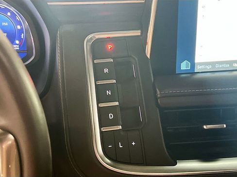 Used 2023 Chevrolet Suburban Z71 w/ Luxury Package image 17