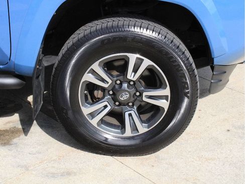 Used 2019 Toyota Tacoma TRD Sport AWD/4WD image 37