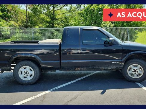 Used 2001 Chevrolet S10 Pickup LS w/ Preferred Equipment Group AWD/4WD image 1