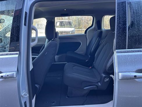 Used 2023 Chrysler Voyager LX image 12