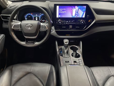 Used 2023 Toyota Highlander Platinum FWD image 30