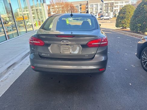 Used 2016 Ford Focus SE w/ SE Power Seat Package image 5