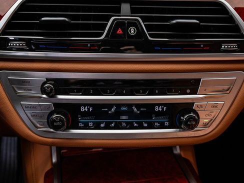 Certified 2022 BMW ALPINA B7 xDrive w/ Luxury Rear Seating Package image 39