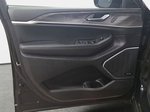 Certified 2023 Jeep Grand Cherokee Limited w/ Black Appearance Package image 28