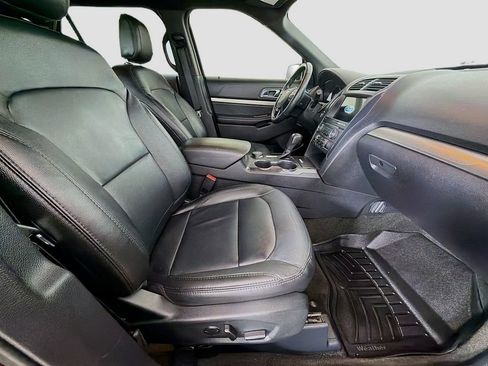 Used 2018 Ford Explorer XLT w/ Equipment Group 202A AWD/4WD image 24