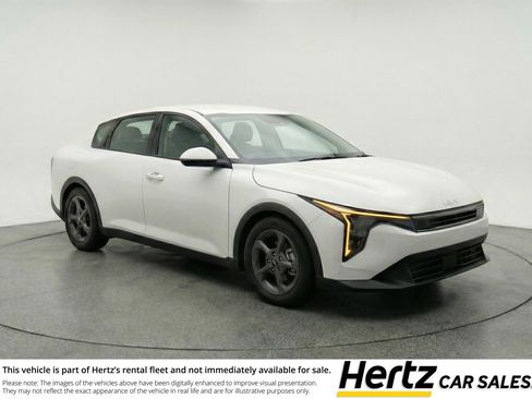 Used 2025 Kia K4 LXS image 1