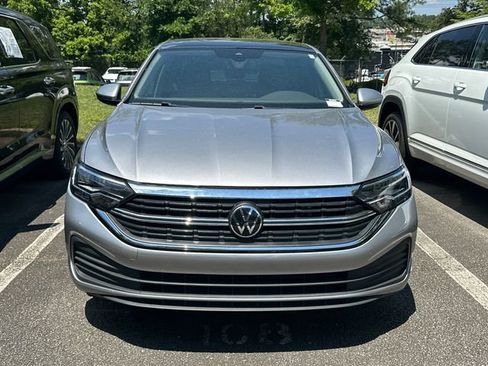 Used 2024 Volkswagen Jetta SE w/ Panoramic Sunroof Package FWD image 2