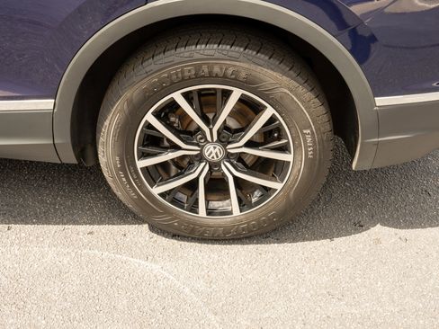 Used 2021 Volkswagen Tiguan SE w/ Panoramic Sunroof Package image 9