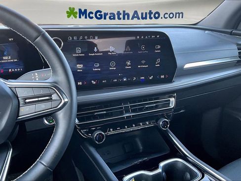 Used 2025 Chevrolet Traverse LT image 11