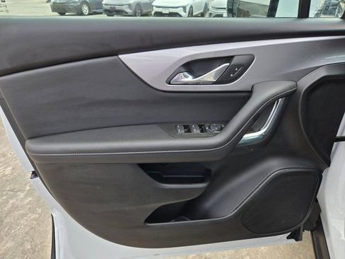 Used 2025 Chevrolet Blazer LT FWD image 11