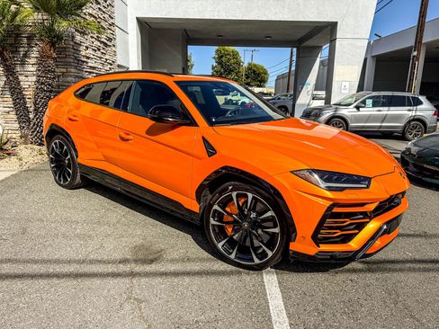 Used 2021 Lamborghini Urus image 2